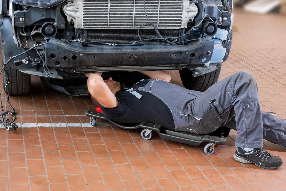 ViGOR Montage-Rollbrett V6973, belastbar bis 150 Kg, gepolstertes Kopfteil, seitliche Ablagefächer für Schrauben oder andere Kleinteile, optimiertes und erleichtertes Arbeiten unter dem KFZ
