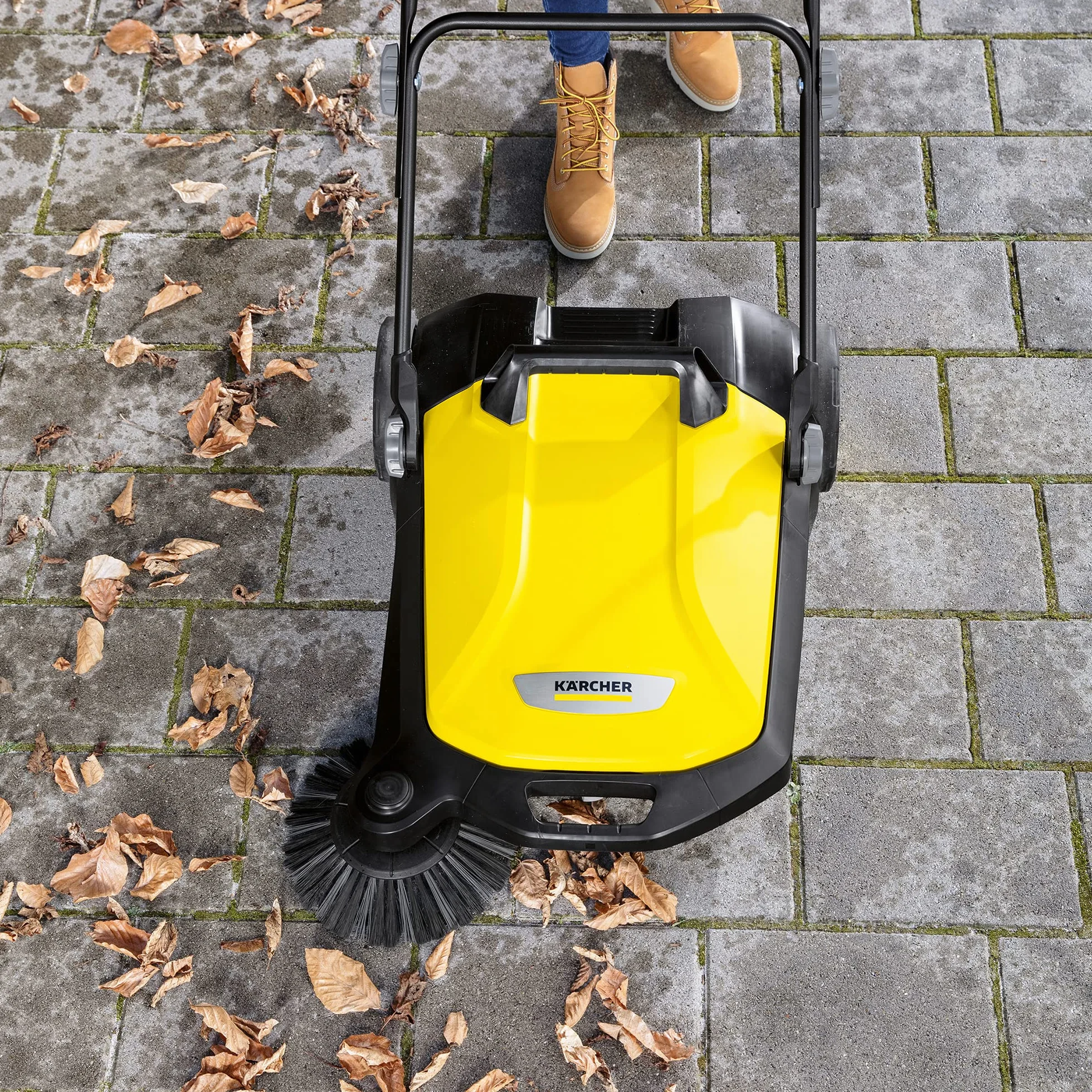 Kärcher Kehrmaschine S 4 (Flächenleistung: 1800 m²/h, 1 Seitenbesen, Kehrbehälter: 20 l, Arbeitsbreite: 510 mm, platzsparende Verstauung, höhenverstellbarer Schubbügel, selbststehender)
