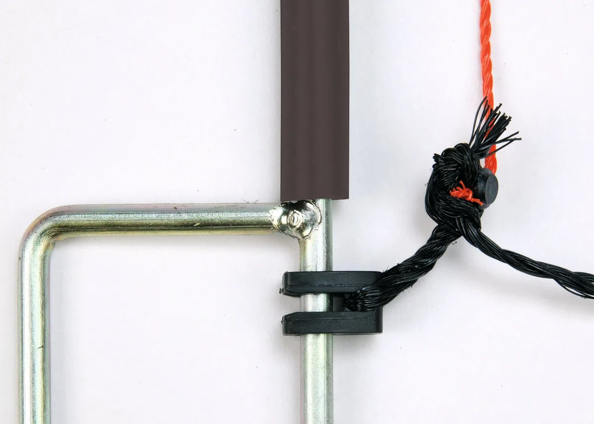Schafnetz Schafzaun 108cm hoch, 50m lang, inkl. 13 Stäbe mit Doppel- Metallspitze auch für größere Hunde geeignet! …
