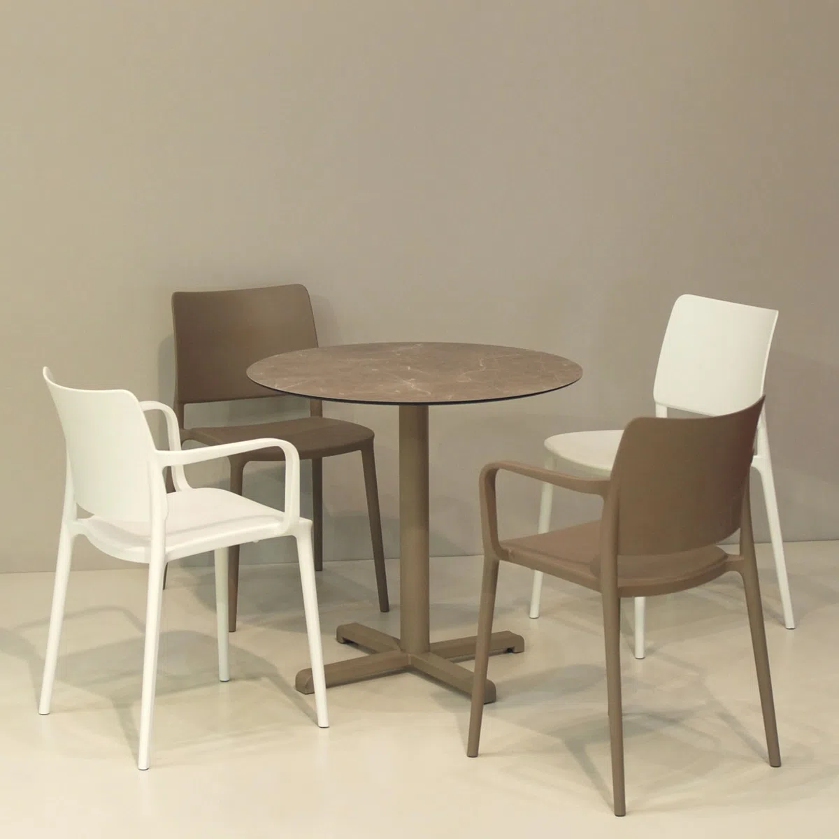 PAPATYA Joy-K Designstuhl mit Einer Belastbarkeit von 200 kg stapelbar, Terassenstuhl aus Kunststoff UV beständig, Leichter Stuhl mit Rückenlehne für Balkonstuhl aus Polypropylen (1, Grau-braun)