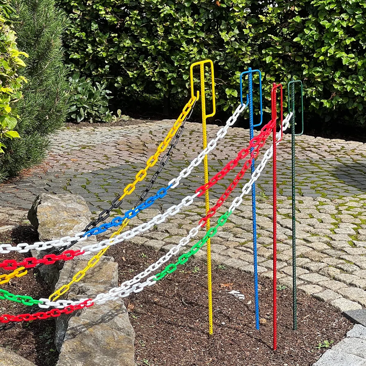 UvV Absperrleinenhalter 10 Stück mit Kette Ø 14 x 1200 mm, verschiedene Farbkombinationen, Absperrkette aus Kunststoff 25 Metern Länge wahlweise 6 oder 8 mm Gliederstärke (ROT 6 mm)