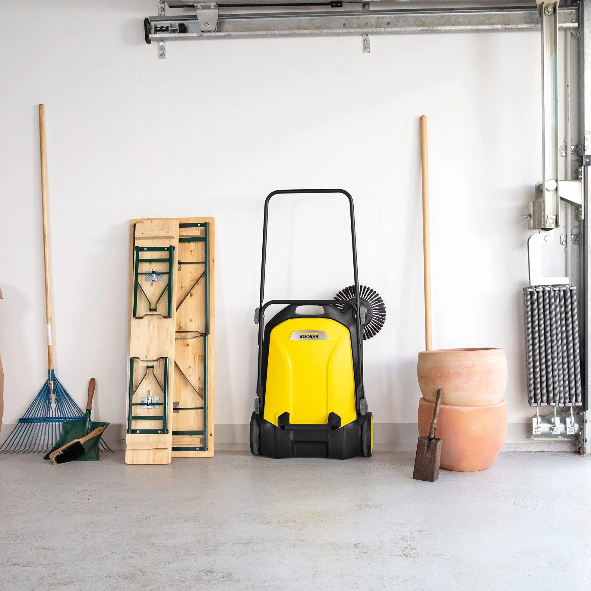 Kärcher Kehrmaschine S 4 (Flächenleistung: 1800 m²/h, 1 Seitenbesen, Kehrbehälter: 20 l, Arbeitsbreite: 510 mm, platzsparende Verstauung, höhenverstellbarer Schubbügel, selbststehender)